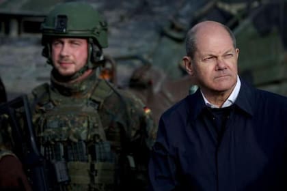 El canciller alemán, Olaf Scholz, en una visita a las tropas de su país en 2022