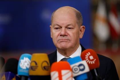 El canciller alemán, Olaf Scholz, habla con los medios al llegar a una cumbre de la Unión Europea en la sede del Consejo Europeo en Bruselas, el jueves 19 de diciembre de 2024. (AP Foto/Geert Vanden Wijngaert)