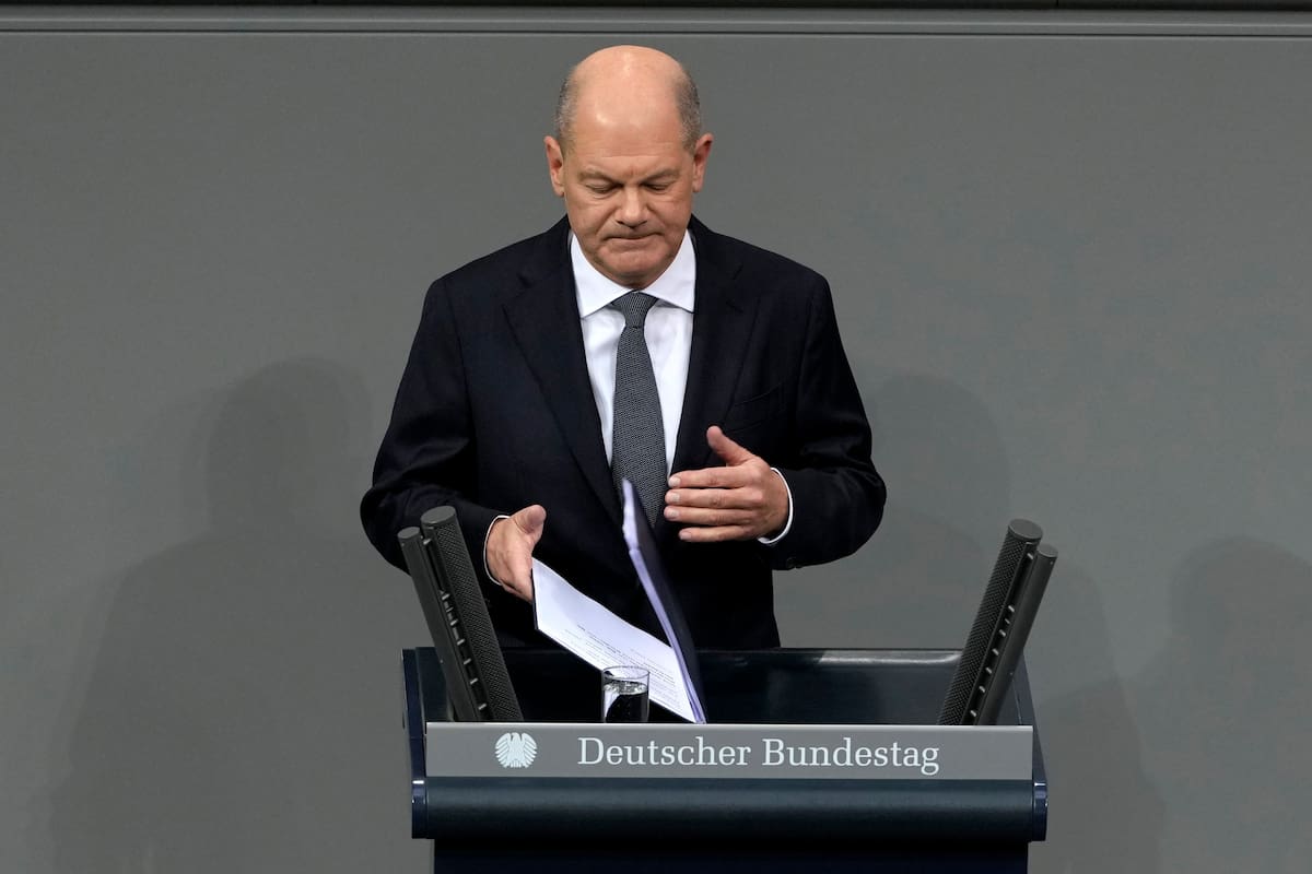 El canciller alemán Olaf Scholz habla durante una sesión plenaria en el Parlamento alemán Bundestag donde se enfrenta a un voto de confianza, Berlín, Alemania, lunes 16 de diciembre de 2024.