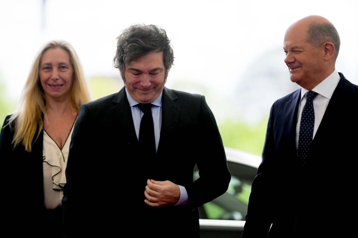 El canciller alemán Olaf Sholz, derecha, recibe al presidente argentino Javier Milei y a su hermana Karina Milei en la cancillería en Berlín, Alemania