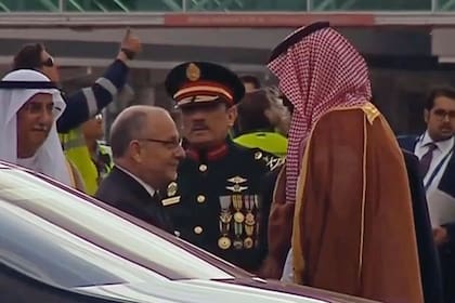 El canciller argentino Faurie da la bienvenida al país al príncipe saudita