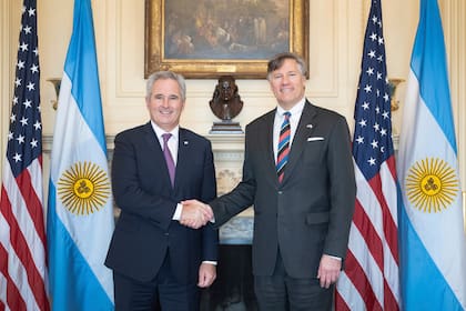 El canciller argentino, Pablo Quirno, junto al subsecretario de Estado, Christopher Landau, en Washington.