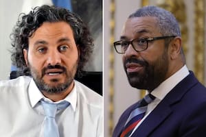 El canciller argentino Santiago Cafiero junto a su par británico James Cleverly