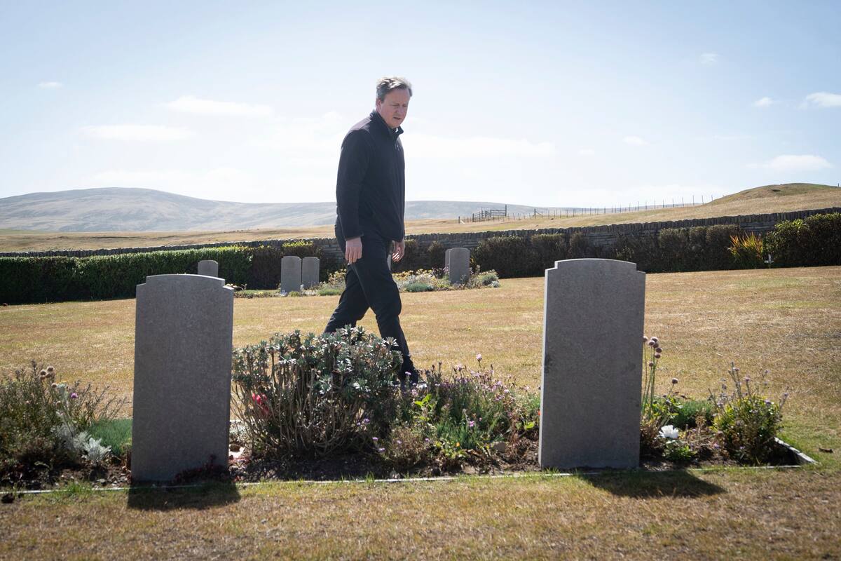 El canciller británico David Cameron en el cementerio San Carlos, en las Malvinas, durante una visita para dejar claro que las islas son una "parte valiosa de la familia británica", en medio de los renovados llamados de Argentina para dialogar sobre su futuro, el lunes 19 de febrero de 2024, en Stanley, en las Islas Malvinas. (Stefan Rousseau/PA vía AP)