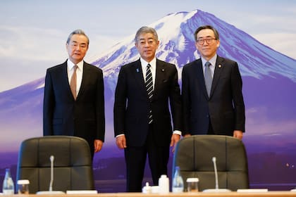 El canciller chino Wang Yi; el ministro de Relaciones Exteriores japonés, Takeshi Iwaya, y el canciller surcoreano, Cho Tae-yul, durante una reunión.