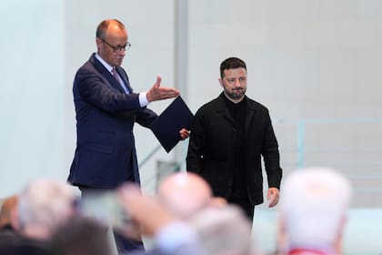 El canciller de Alemania, Friedrich Merz, y el presidente de Ucrania, Volodimir Zelensky, llegan a una conferencia de prensa en la cancillería, en Berlín, Alemania, el 28 de mayo de 2025.