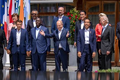 El canciller de Alemania, Olaf Scholz (centro), posa con (de izquierda a derecha, abajo) el presidente de Francia, Emmanuel Macron; el de Senagal, Macky Sall; el de Indonesia, Jako Widodo, y el estadounidense, Joe Biden, para una foto de grupo con otros mandatarios invitados a la cumbre del G7, en Kruen, Alemania, el 27 de junio de 2022. (Michael Kappeler/Pool Foto vía AP)