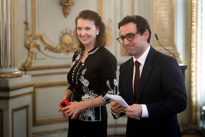 El canciller de Francia, Stéphane Séjourné, a la derecha, con la canciller argentina Diana Mondino, en una conferencia de prensa conjunta en Buenos Aires, el lunes 19 de febrero de 2024. (AP Foto/Víctor R. Caivano)