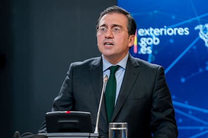 El canciller español, José Manuel Albares, convocó hoy al embajador de Irán en España, en busca de una desescalada