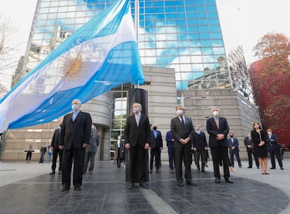 El canciller Felipe Solá, el entonces senador Jorge Taiana y el secretario de Malvinas, Daniel Filmus, en un acto realizado en la puerta del Palacio San Martín