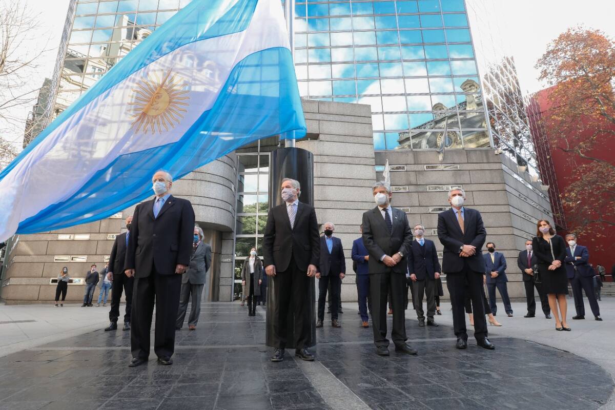 El canciller Felipe Solá, el senador Jorge Taiana y secretario de Malvinas, Daniel Filmus, en un acto realizado hoy en la puerta del Palacio San Martín.