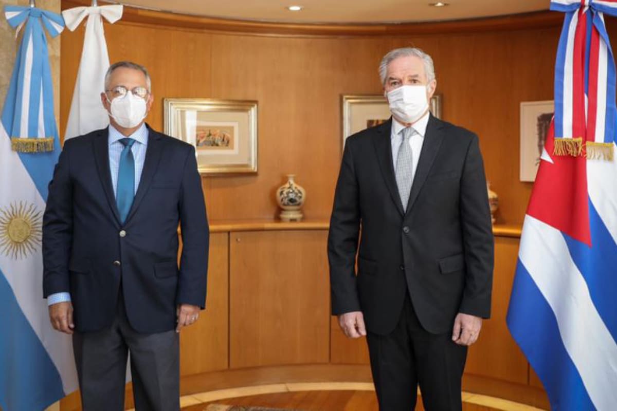 El canciller Felipe Solá junto al embajador de Cuba