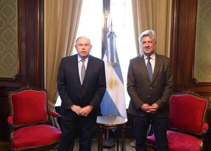 El canciller Gerardo Werthein junto a Pino