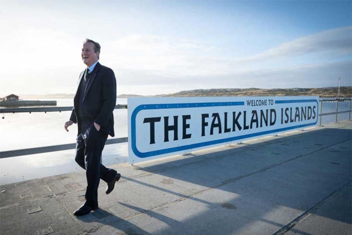 El canciller inglés, David Cameron, en su visita de febrero pasado a Puerto Argentino