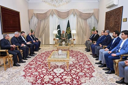 El canciller iraní, Abbas Araghchi (quinto desde la izquierda), durante su reunión con el premier paquistaní, Shehbaz Sharif (centro)