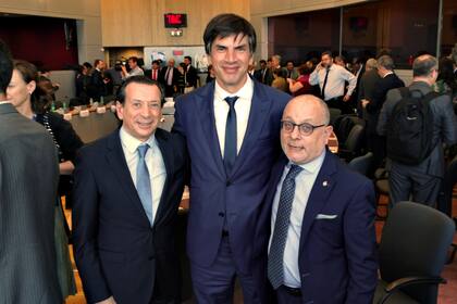 El canciller Jorge Faurie, transmite el anuncio por teléfono junto a Dante Sica y Horacio Reyser Travers