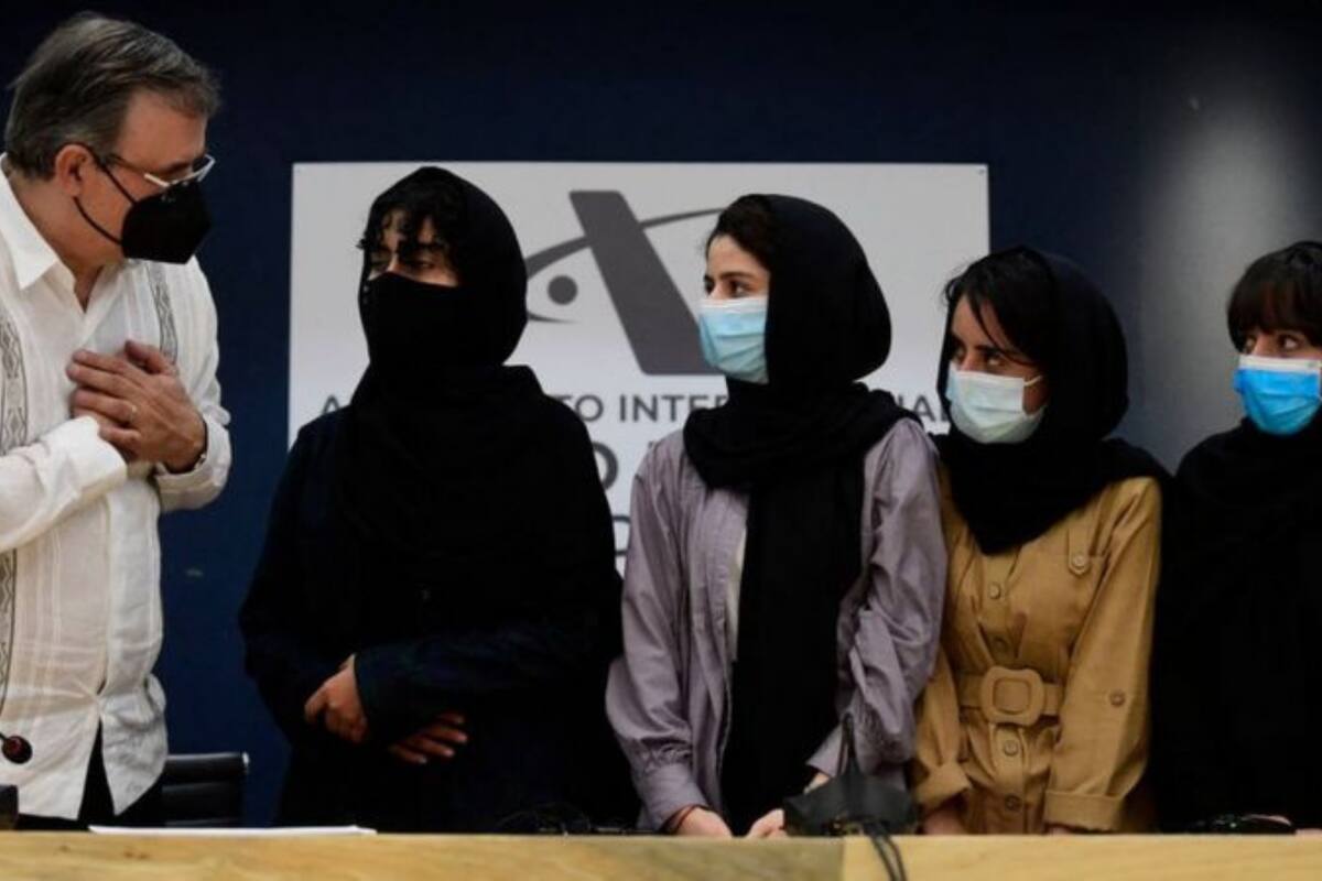 El canciller Marcelo Ebrad recibió a las jóvenes a su llegada a México