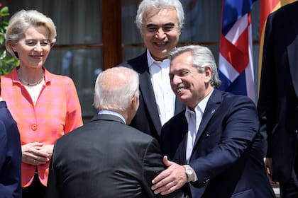 Joe Biden saluda a Alberto Fernández durante la cumbre del G-7, en Múnich