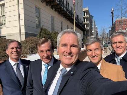 El canciller Pablo Quirno, acompañado por el embajador argentino en Estados Unidos, Alec Oxenford; el cónsul en San Pablo y jefe negociador del acuerdo, Luis Kreckler; el subsecretario de Mercados Agroalimentarios, Agustín Tejeda, y el jefe de Misión Adjunto de la legación diplomática, Juan Cortelletti, en Washington, tras la firma del acuerdo comercial y de inversiones recíproco.