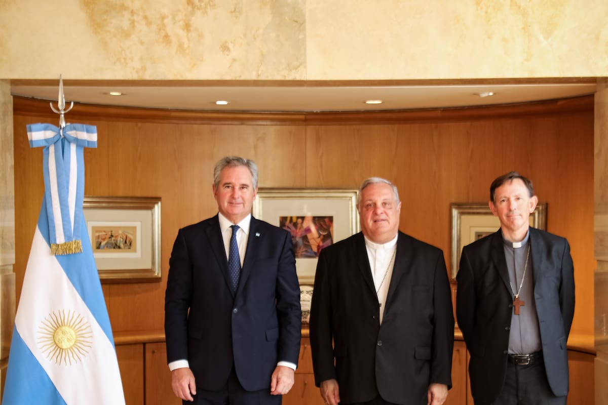 El canciller Pablo Quirno, el presidente del Episcopado, monseñor Marcelo Colombo, y el secretario general del organismo episcopal, monseñor Raúl Pizarro
