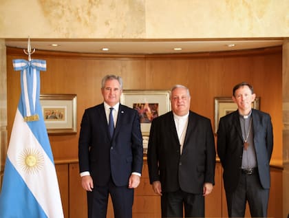 El canciller Pablo Quirno, el presidente del Episcopado, monseñor Marcelo Colombo, y el secretario general del organismo episcopal, monseñor Raúl Pizarro
