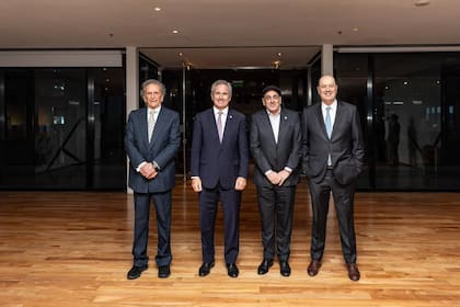El canciller Pablo Quirno recibió la noticia en el Palacio Libertad, donde estuvo acompañado por el secretario de Cultura, Leonardo Cifelli; el economista y escritor Alberto Benegas Lynch (h) y el ministro Federico Sturzenegger