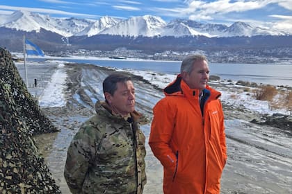 El canciller Pablo Quirno y el ministro de Defensa, Carlos Presti, en Ushuaia