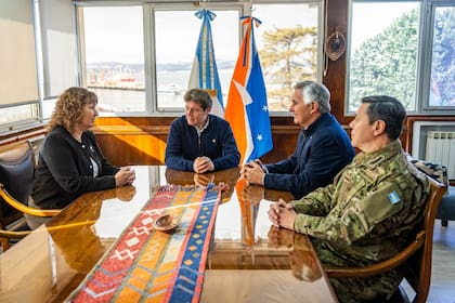 El canciller pablo Quirno y el ministro de defensa Carlos Presti, en su visita a Ushuaia