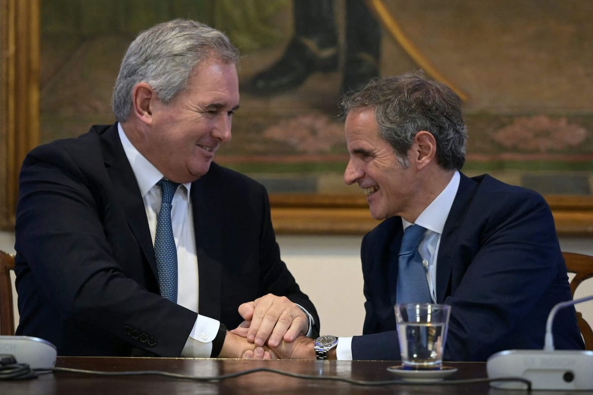El canciller Pablo Quirno y un apretón de manos con Rafael Grossi, actual Director General del Organismo Internacional de Energía Atómica