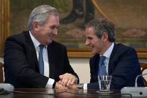 El canciller Pablo Quirno y un apretón de manos con Rafael Grossi, actual Director General del Organismo Internacional de Energía Atómica
