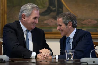 El canciller Pablo Quirno y un apretón de manos con Rafael Grossi, actual Director General del Organismo Internacional de Energía Atómica