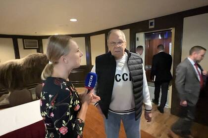 El canciller ruso, Sergei Lavrov, luce un buzo con las letras de la Unión Soviética