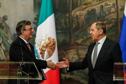 El canciller ruso, Sergei Lavrov, y su homólogo mexicano, Marcelo Ebrard, celebran una conferencia de prensa conjunta tras sus conversaciones en Moscú el 28 de abril de 2021