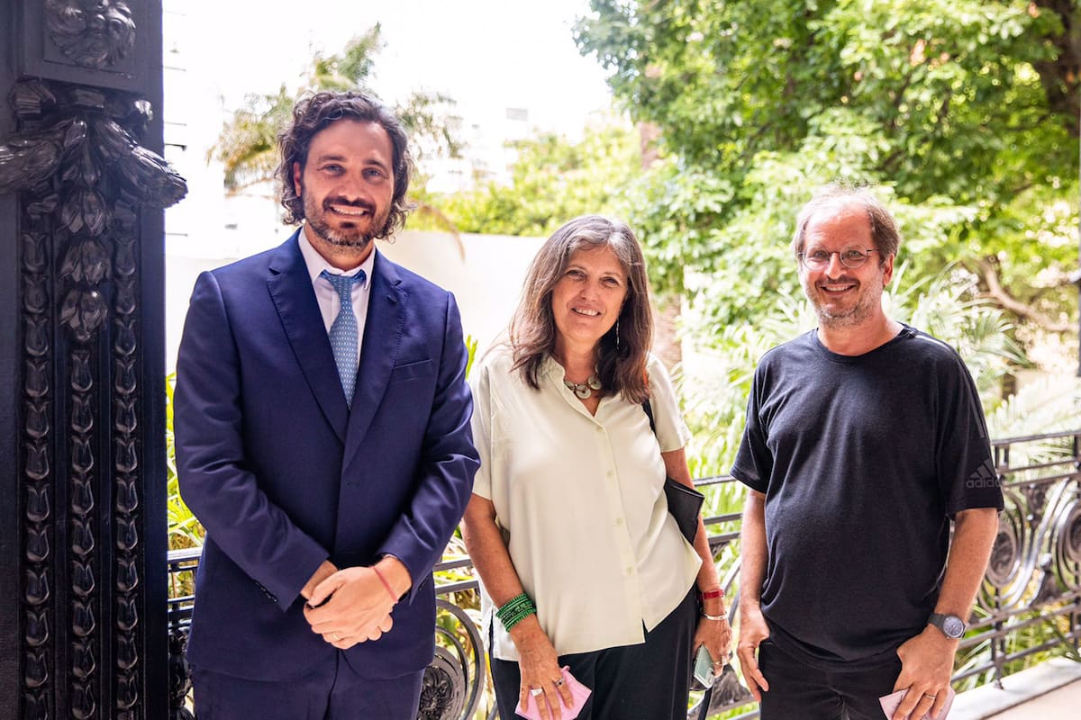 El canciller Santiago Cafiero con los escritores Claudia Piñeiro y Martín Kohan