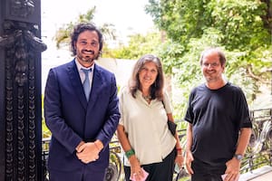 El canciller Santiago Cafiero con los escritores Claudia Piñeiro y Martín Kohan