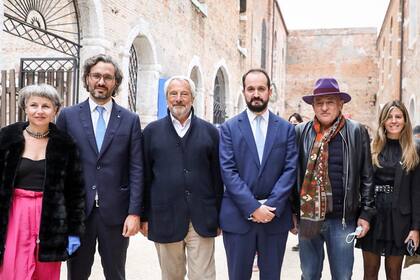 El canciller Santiago Cafiero en la Bienal de Venecia con la artista Mónica Heller, el presidente de la bienal, Roberto Cicutto; el embajador argentino en Italia, Roberto Carlés; el rector de la Universidad de Tres de Febrero, Aníbal Jozami, y la jefa de gabinete de la Cancillería, Luciana Tito