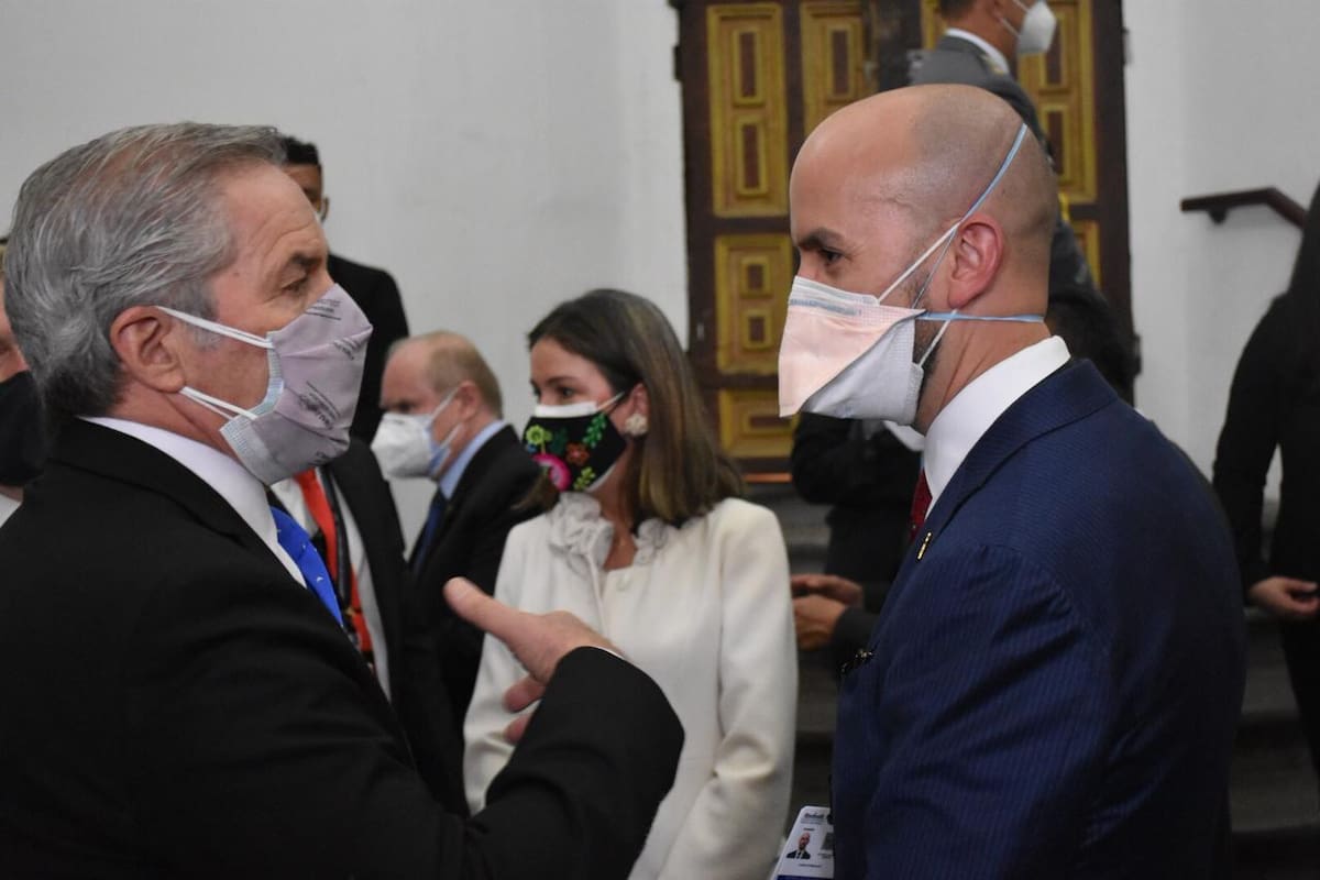 El canciller Solá conversa con Juan González en Quito. Prensa Cancillería.