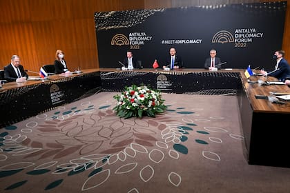 El canciller turco, Mevlut Cavusoglu (centro), preside la reunión tripartita con sus pares ruso, Serguei Lavrov (izquierda) y ucraniano, Dmytro Kuleba (derecha), en Antalya, Turquía
