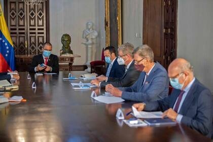 El canciller venezolano, Jorge Arreaza, entregó las notas de protesta del gobierno a los embajadores de Francia, Alemania, Países Bajos y España