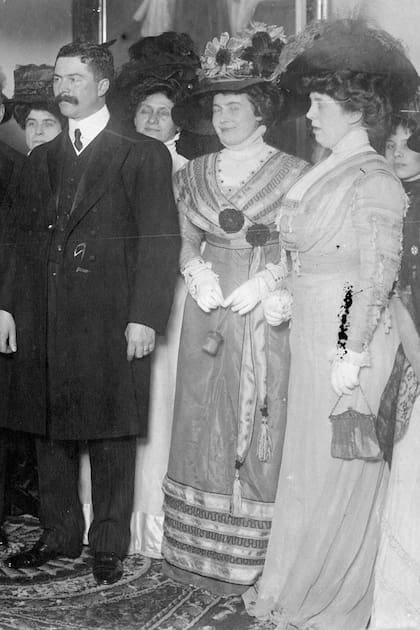 El canciller Victorino de la Plaza, en el centro (sin bigote) durante una recepción en 1908, donde puede advertirse el tamaño que alcanzaron los sombreros.
