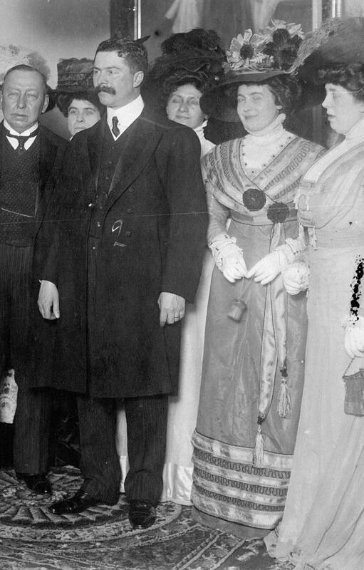 El canciller Victorino de la Plaza, en el centro (sin bigote) durante una recepción en 1908, donde puede advertirse el tamaño que alcanzaron los sombreros.