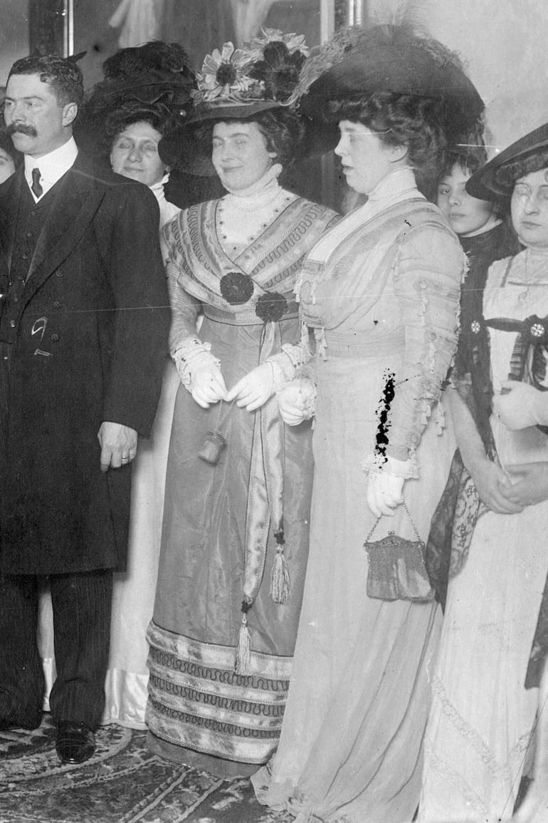 El canciller Victorino de la Plaza, en el centro (sin bigote) durante una recepción en 1908, donde puede advertirse el tamaño que alcanzaron los sombreros.