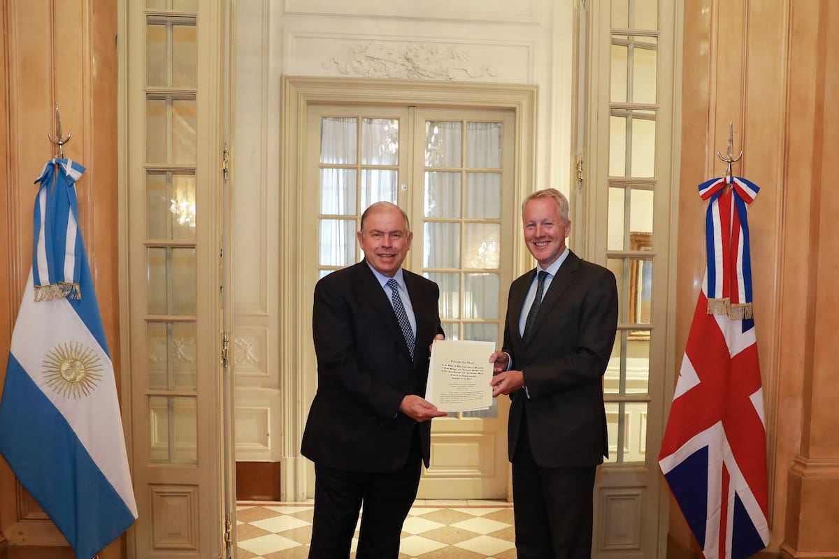 El canciller Werthein junto al nuevo embajador británico en el país, David Cairns