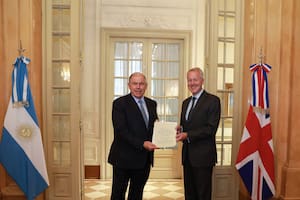 El canciller Werthein junto al nuevo embajador británico en el país, David Cairns