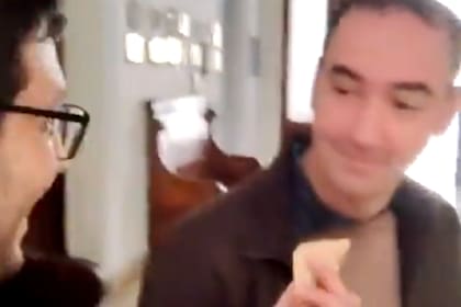 El candidato a diputado por La Libertad Avanza, Francisco Adorni, vivió un incómodo momento cuando fui a votar a un colegio en La Plata