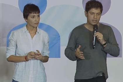 El candidato a gobernador bonaerense (Frente de Todos) junto a la candidata a intendenta de Quilmes, Mayra Mendoza, en el segundo Foro de Gestión