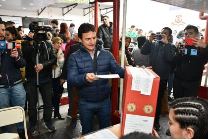 El candidato a gobernador de Juntos por el Cambio en Tucumán, Roberto Sánchez, al votar en una escuela de la ciudad de Concepción, de donde fue intendente