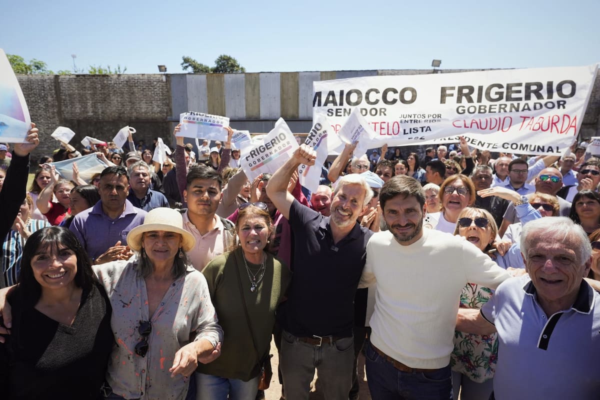 El candidato a gobernador de Juntos por Entre Ríos, Rogelio Frigerio, con el gobernador electo de Santa Fe, Maximiliano Pullaro, y militantes