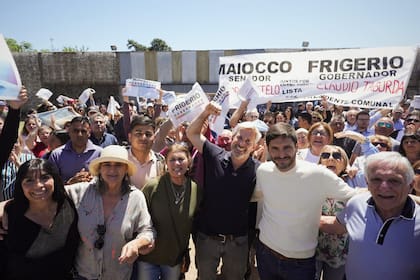 El candidato a gobernador de Juntos por Entre Ríos, Rogelio Frigerio, con el gobernador electo de Santa Fe, Maximiliano Pullaro, y militantes