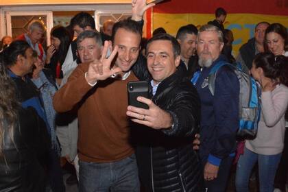 El candidato a gobernador de la UCR, Ramón Mestre, festejó en Oliva con el intendente electo, que derrotó al macrismo